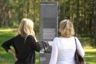 
Besucher stehen in der Gedenkstätte Bergen-Belsen (Niedersachsen) vor einer Informationstafel
