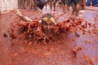 
Ab durch die Tomaten-Pampe: Ein Teilnehmer in Buñol bei Valencia 
