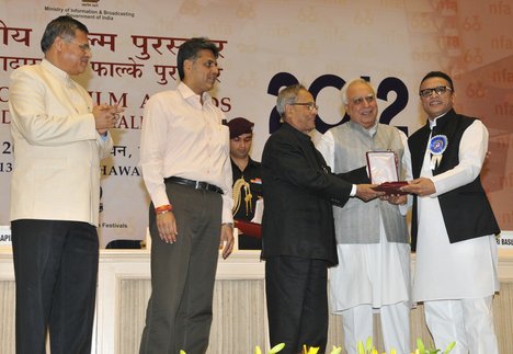 Rajat Kamal Award for Best Supporting Actor: Vicky Donor (Hindi), to Shri Annu Kapoor.