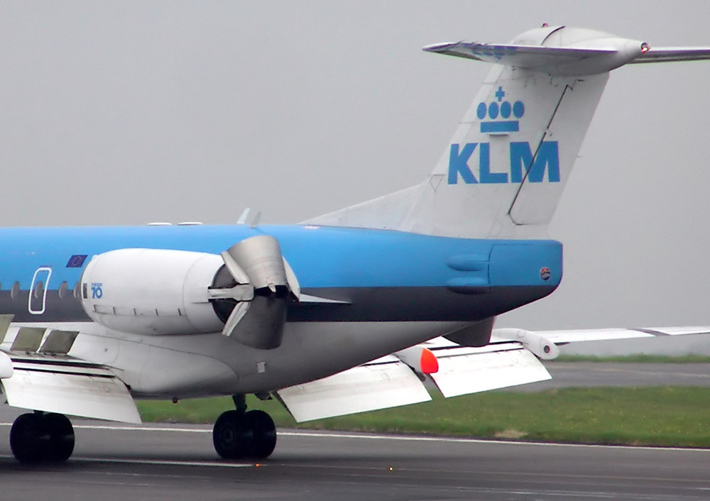 Reverse.thrust.klm.fokker70.arp.jpg