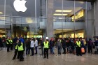 
Sicherheitspersonal reguliert den Einlass zum Apple-Store am Jungfernstieg
