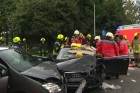 
Rettungskräfte vor den beschädigten Autos
