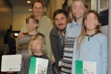 
Seit fast acht Jahren streitet sich Familie Wunderlich aus Darmstadt mit den Behörden um die Schulpflicht ihrer Kinder. Die streng christlich-religiösen Eltern fürchten, ihre vier Kinder im Alter von acht bis 14 Jahren könnten in einer Schule unter schlechten Einfluss geraten. Daher hatten unterrichteten sie die vier Zuhause selbst.
