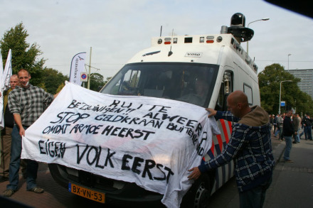 Spandoek met de tekst "Eigen volk eerst"