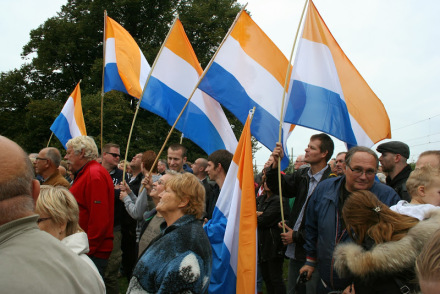 Prinsenvlaggen op PVV manifestatie