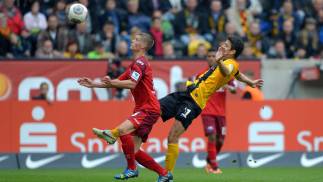 Der Neuzugang von Werder Bremen Wurtz (r.) erzielt das 1:0 für Paderborn