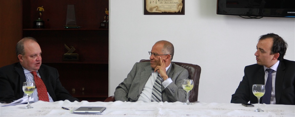 <b>El Ministro de Justicia, Alfonso Gómez Méndez, se reunió con el Superintendente de Notariado y Registro, Jorge Enrique Vélez, quien presentó un balance de su gestión. Cortesía: Supernotariado.</b><br></br>