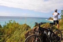 
Paradies für Biker: Auf vielen karibischen Inseln müssen Radfahrer zwar erst kräftig in die Pedalen treten, weil immer irgendein Höhenzug zu bewältigen ist, dafür entschädigt jedoch der Ausblick und ein Bad im Meer.
