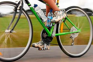 Picture supplied for M Magazine - The Sunday Age, 5 November 2006.  GREAT VICTORIAN BIKE RIDE.  Generic.  Picture shows : close-up of a person riding a green bicycle on a bike path with a drink bottle attached.