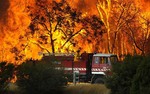 Australia battles to contain bush fire