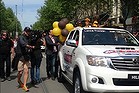 Behind the barriers at Grand Final parade (Thumbnail)