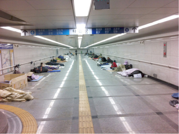 Seoul’s subway at 7pm where 33 or more homeless call home. This situation in South Korea is in stark contrast to that in its northern socialistic neighbour where housing has been expropriated from the landlords and collectivised to provide free public housing. Surely with great wealth, with the likes of Samsung, LG, and Hyundai they can afford to house these South Korean citizens.