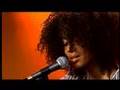 Nneka live bei NEUE HELDEN im „Studio Eins