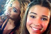 Beyonce photobombs teen's selfie (Thumbnail)