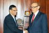 Bob Carr and his Sri Lankan counterpart GL Peiris