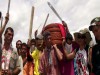 Los campesinos cargan el atad de uno de los suyos.