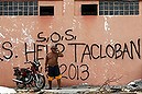 Aid to Philippines arrives as looting turns deadly (Thumbnail)