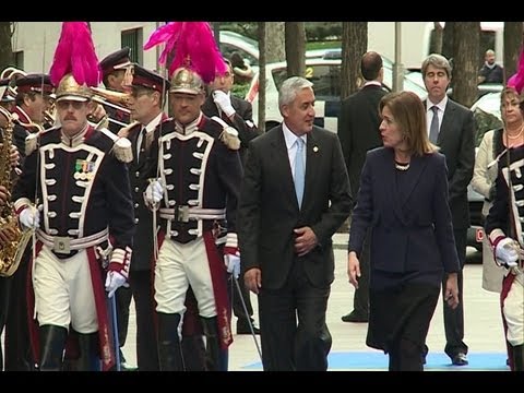 Otto Pérez Molina recibido al grito de 