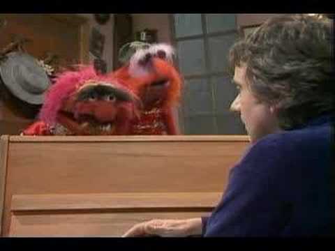 Muppet Show. Animal attacks Dudley Moore