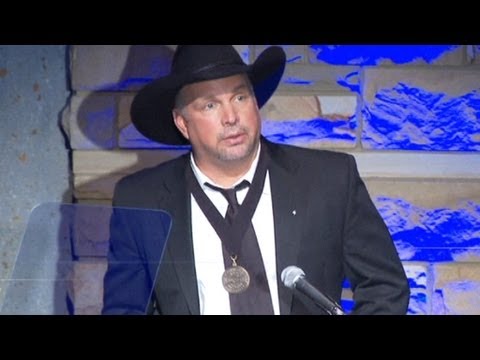 Garth Brooks gets emotional at Country Music Hall of Fame induction