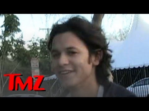 'Twilight' Star's EPIC Airport PEE Video -- Bronson Pelletier Peeing at LAX