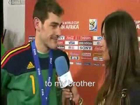 (English CC) Iker Casillas kisses his girlfriend on interview