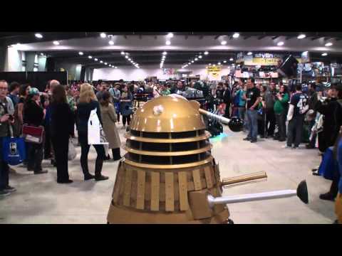 Dalek Scares girl at Ottawa Comiccon