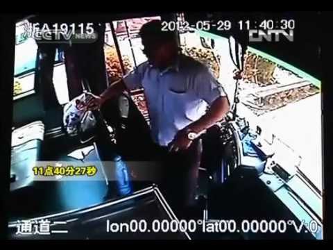 Heroic act of Hangzhou's bus driver moves many.flv