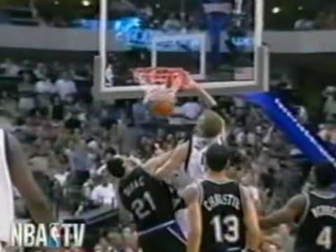 Dirk Nowitzki dunks on Vlade Divac