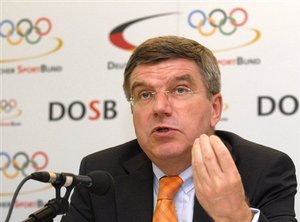 Thomas Bach, Praesident des Deutschen Olympischen Sportbundes (DOSB) spricht am Mittwoch, 15 August 2007, auf einer Pressekonferenz in Frankfurt/Main ueber die Olympischen Sommerspiele 2008. (AP Photo/Bernd Kammerer) --Thomas Bach, President of the German Olympic Sports Federation gestures as he talks about the Olympic Summer Games 2008 during a press conference in Frankfurt/Main, western Germany, on Wednesday, Aug. 15, 2007