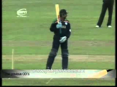 Kapil heaves Aaqib javed over midwicket