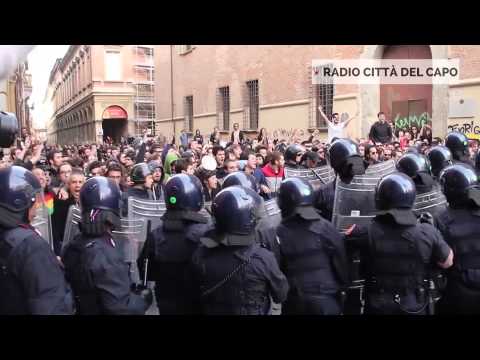 Bologna. Scontri tra studenti e polizia. Gli agenti si ritirano