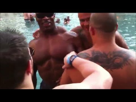 Ronnie Coleman Licked in Face By Some Dude--Machine Exclusive!