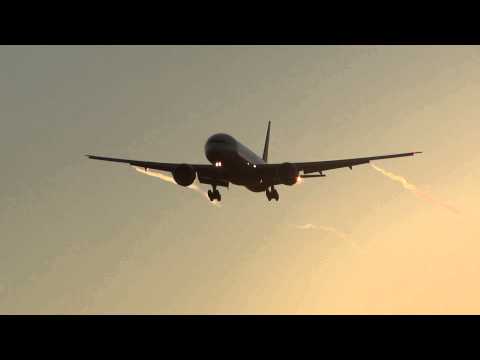 Impressive Wing Vortices - Air India Boeing 777-300ER Landing Chicago O'Hare / Plane Spotting