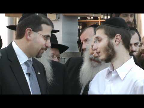 Mir Yeshiva students discuss a perplexing piece of Gemara with Ambassador Shapiro