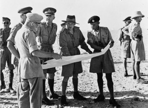 Lieutenant General Montgomery, the new commander of 8th Army, discussing troop dispositions at 22nd Armoured Brigade headquarters, 20 August 1942. The brigade commander, Brigadier 'Pip' Roberts is on the right (in beret).