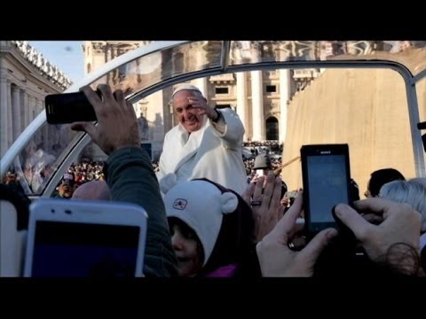 ABC\'s Robin Roberts and Josh Elliott get up close and personal with Pontiff Pope Francis.