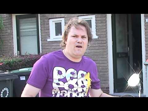 Zanger Rinus - Met Romana op de scooter [HD]