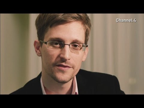 Subscribe to ITN News: http://goo.gl/zRYiYn
Former National Security Agency contractor Edward Snowden warned of the dangers posed by a loss of privacy in an Alternative Christmas Message broadcast on Channel 4. In a two-minute video believed to have been recorded in Moscow, where Snowden has been granted temporary asylum, he spoke of concerns over surveillance in an age of huge technological advancement. The Alternative Christmas Message has broadcast annually on Channel 4 television since 1993.

Like us on Facebook: http://www.facebook.com/itn
Follow us on Twitter: http://twitter.com/itn
Add us on Google+: http://bit.ly/17z0Dpd

More stories from ITN:
The Weirdest News Stories of 2013: http://bit.ly/1ef1L1P
Edward Snowden\'s Alternative Christmas Message: http://bit.ly/1dcCt5J
The Queen\'s Christmas Message 2013: http://bit.ly/1d8lhOI
Man stops armed robber by wrestling him to the ground: http://bit.ly/1c0LVrJ
Robot astronaut finally meets a human in space: http://goo.gl/fApB1i
NYC taxi drivers release \