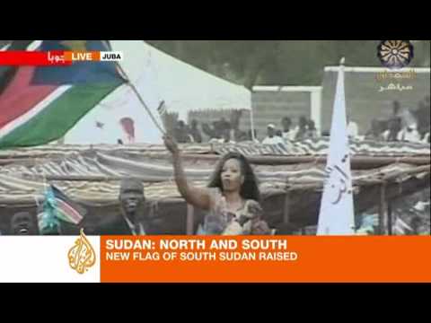 Juba crowd cheers South Sudanese flag raising