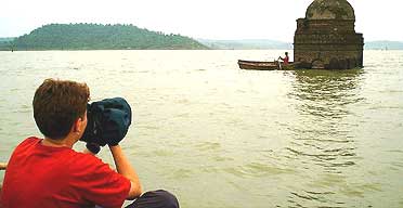 Franny Armstrong filming the Narmada Dam