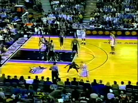 Clutch Chris Webber (34pts/19rebs) Outplays Tim Duncan (33pts/20rebs) (2000)