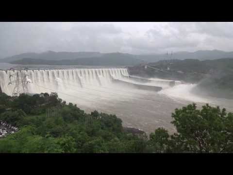 Sardar sarovar dam on Narmada river overflow 21/07/2013