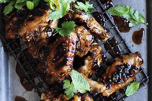 Barbecue chicken wings with spicy tomato sauce.