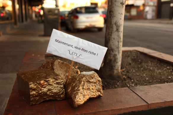 Fake gold 'nuggets' with caption 'Maintenant vous êtes riche!'