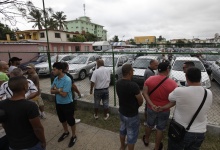 People line up to buy used cars at a government owned dealership in Havana January 3, 2014. REUTERS/Enrique de la Osa 