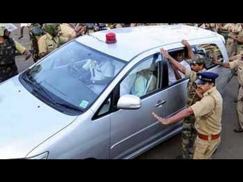 Kerala Chief Minister hurt as protesters throw stones at his car