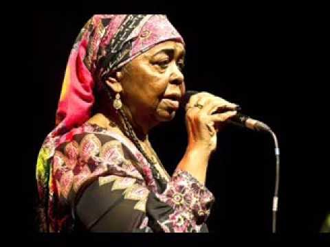 CESARIA EVORA Historia De Un Amor..wmv