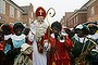 Sinterklaas und seine lustige Mohrenkapelle besuchen am Samstag (12.12.2009) in Potsdam den Weihnachtsmarkt im Holl?ndischen Viertel. Jedes Jahr feiert der Holl?ndische Weihnachtsamm mit seinen Gesellen in der historischen Altstadt. Foto: Bernd Settnik/lbn  +++(c) ZB-FUNKREGIO OST - Honorarfrei nur f?r Bezieher des ZB-Regiodienstes+++