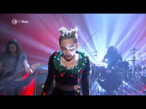 Miley Cyrus - Wrecking Ball (LIVE) (Wetten Dass, 09.11.13) (German TV)